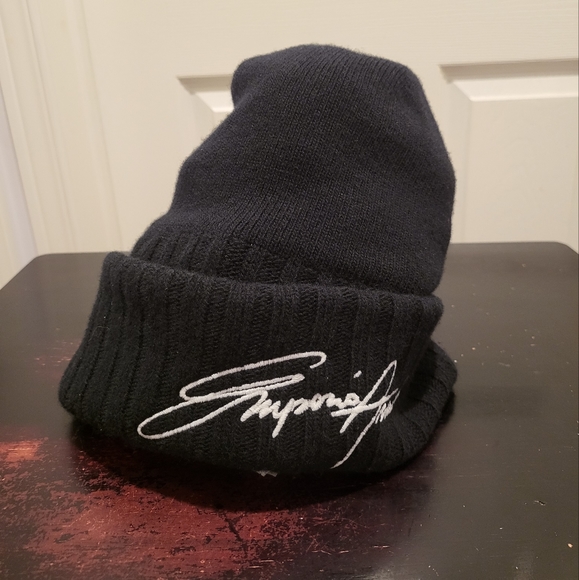 EMPORIO ARMANI Knitted XL Logo Beanie - UNISEX - Picture 3 of 8